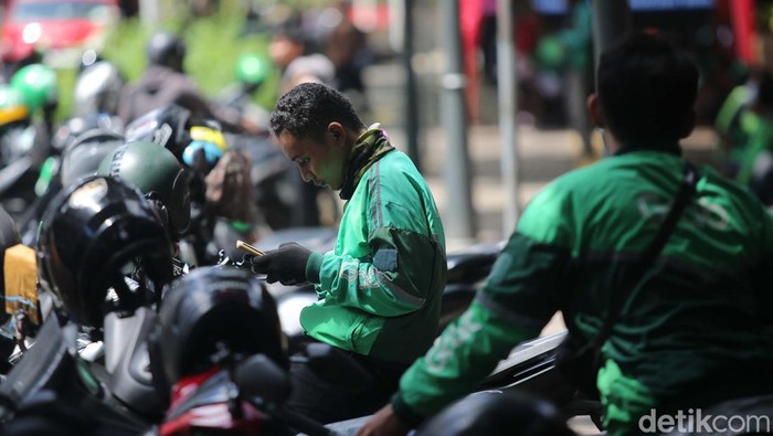 Kementerian Ketenagakerjaan mengeluarkan Surat Edaran terkait pembayaran THR untuk para pekerja. Kemnaker menyebut ojol dan kurir berhak menerima THR.
