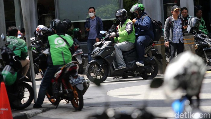 Kementerian Ketenagakerjaan mengeluarkan Surat Edaran terkait pembayaran THR untuk para pekerja. Kemnaker menyebut ojol dan kurir berhak menerima THR.