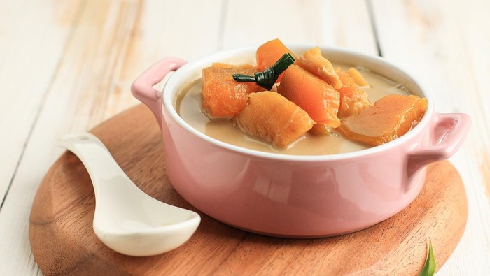 Kolak pisang selalu menjadi pilihan takjil Ramadan. Namun, tahukah kamu kenapa kolak pisang identik dengan takjil Ramadan? Simak penjelasannya. 