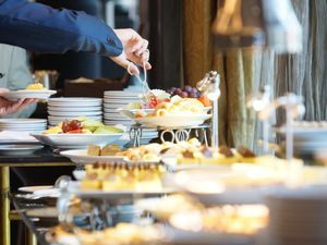 Program Rantang Hidup Lagi, Warga Miskin Palembang Diberi Makanan Hotel