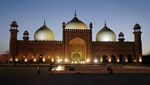 Indahnya Buka Puasa Ditemani Pemandangan Masjid Bersejarah Pakistan