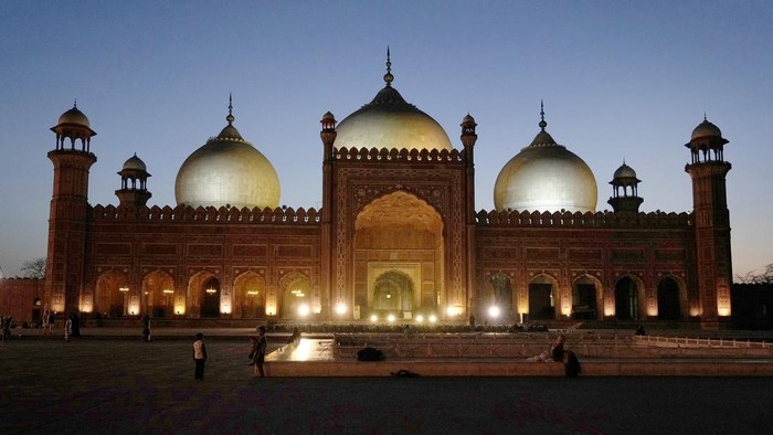 Indahnya Buka Puasa Ditemani Pemandangan Masjid Bersejarah Pakistan People break their fasts during the Muslim's holy fasting month of Ramadan, at a rooftop restaurant near the historical Badshahi mosque, in background, in Lahore, Pakistan, Friday, March 15, 2024. (AP Photo/K.M. Chaudary)