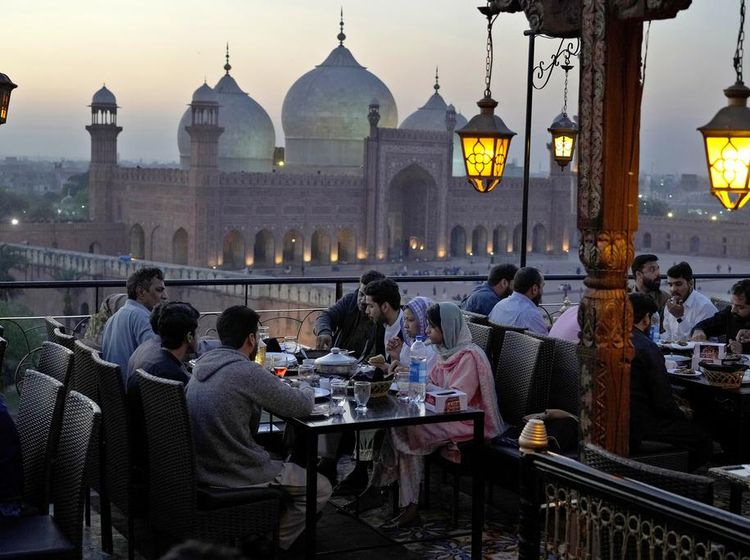 Indahnya Buka Puasa Ditemani Pemandangan Masjid Bersejarah Pakistan