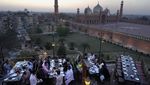 Indahnya Buka Puasa Ditemani Pemandangan Masjid Bersejarah Pakistan