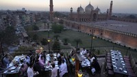 Masjid Badshahi begitu besar, sampai-sampai bangunannya sudah terlihat dari jarak 16 km. Menaranya pun menjulang lebih tinggi 4,2 meter dari podium utama Taj Mahal.  