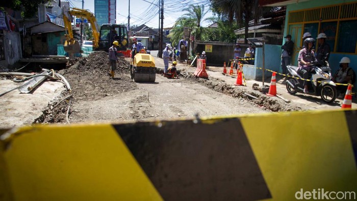 Ini Proyek Polder Tanjung Barat yang Dikeluhkan Molor dari Target Proyek polder di Jalan Nangka Raya, Tanjung Barat, Jakarta Selatan, dikeluhkan warga karena molor dari target. Warga menilai pengerjaan proyek lambat, tak kunjung usai.