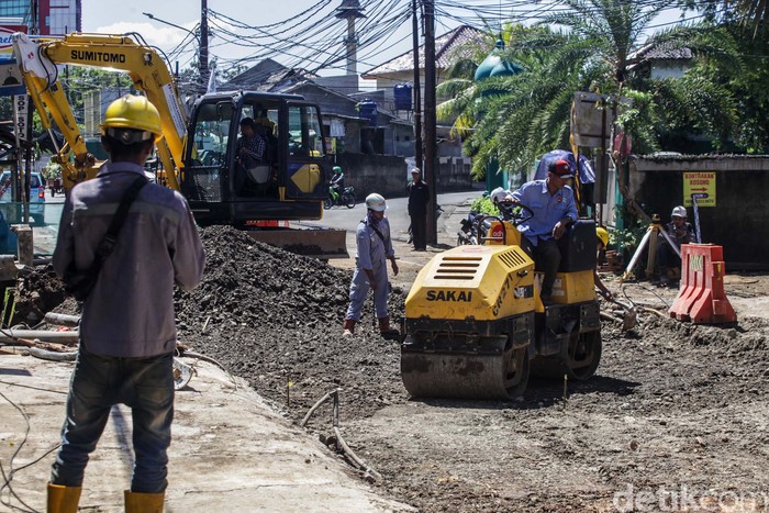 Proyek polder di Jalan Nangka Raya, Tanjung Barat, Jakarta Selatan, dikeluhkan warga karena molor dari target. Warga menilai pengerjaan proyek lambat, tak kunjung usai.