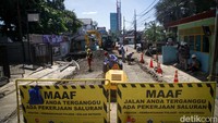 Proyek polder di Jalan Nangka Raya merupakan rangkaian dari upaya meningkatkan kapasitas saluran dan membuat konstruksi pintu air untuk mengatur aliran debit air oleh Dinas Sumber Daya Air (SDA) DKI.  