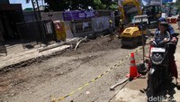Meski jalan ditutup, tampak pemotor melintas di jalur sempit dekat proyek. 