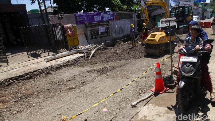 Ini Proyek Polder Tanjung Barat yang Dikeluhkan Molor dari Target Proyek polder di Jalan Nangka Raya, Tanjung Barat, Jakarta Selatan, dikeluhkan warga karena molor dari target. Warga menilai pengerjaan proyek lambat, tak kunjung usai.