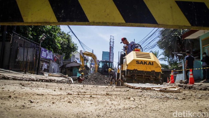 Ini Proyek Polder Tanjung Barat yang Dikeluhkan Molor dari Target Proyek polder di Jalan Nangka Raya, Tanjung Barat, Jakarta Selatan, dikeluhkan warga karena molor dari target. Warga menilai pengerjaan proyek lambat, tak kunjung usai.