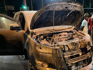 Innova Venturer Terbakar di Depan Pos Polisi Kota Mojokerto