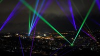 Begini penampakan instalasi sinar laser warna-warni yang menghiasi langit Yerusalem, Selasa (19/3/2024).
