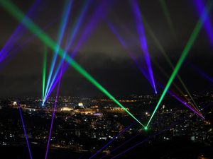 Laser Warna-warni di Langit Yerusalem Bawa Pesan Damai Israel-Palestina