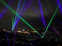Laser Warna-warni di Langit Yerusalem Bawa Pesan Damai Israel-Palestina