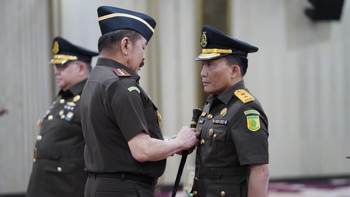 Jaksa Agung Sanitiar Burhanuddin melantik Kajati Sulsel Leonard Eben Ezer Simanjuntak sebagai staf ahli Kejaksaan Agung RI.