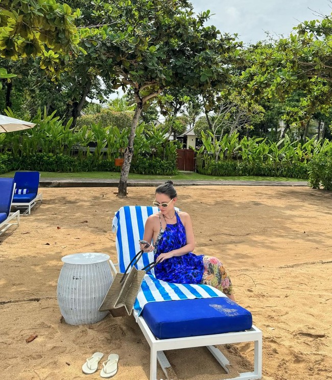 Pada bulan Januari 2024 Julie tampak berlibur ke Nusa Dua, Bali. Meski sudah hamil dan melahirkan, tubuh Julie Estelle tetap masih terlihat langsing dan tak banyak berubah. Foto: Instagram/@julstelle/@cathysharon