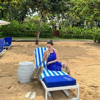 Pada bulan Januari 2024 Julie tampak berlibur ke Nusa Dua, Bali. Meski sudah hamil dan melahirkan, tubuh Julie Estelle tetap masih terlihat langsing dan tak banyak berubah. Foto: Instagram/@julstelle/@cathysharon