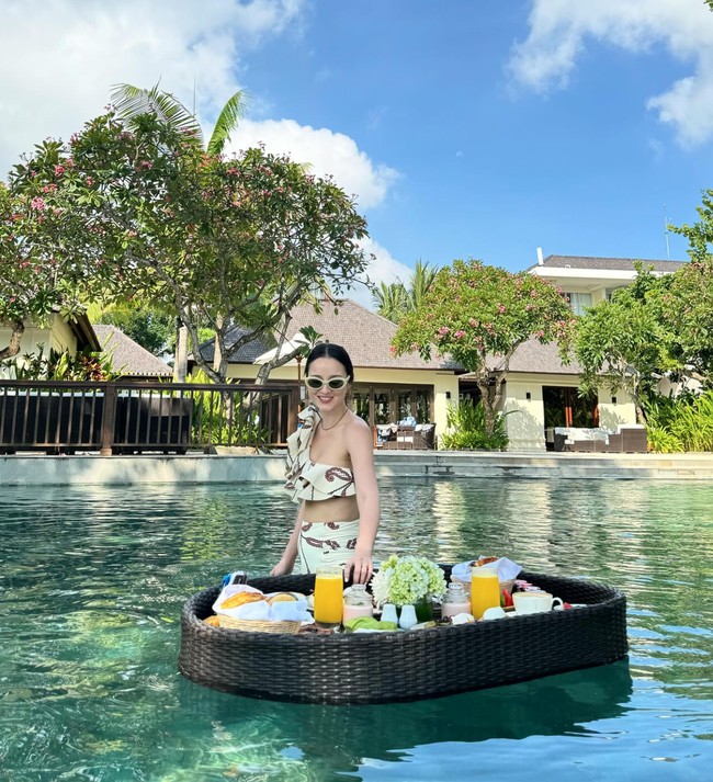 Sudah menjadi ibu bagi Brielle Léïa Tjiptobiantoro, gaya Julie tetap masih terlihat awet muda dan tak kalah dari para ABG. Julie Estelle sendiri sebelumnya mengumumkan kelahiran sang putri melalui akun Instagramnya pada Juli 2023 lalu. Foto: Instagram/@julstelle/@cathysharon