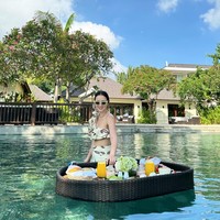 Sudah menjadi ibu bagi Brielle Léïa Tjiptobiantoro, gaya Julie tetap masih terlihat awet muda dan tak kalah dari para ABG. Julie Estelle sendiri sebelumnya mengumumkan kelahiran sang putri melalui akun Instagramnya pada Juli 2023 lalu. Foto: Instagram/@julstelle/@cathysharon