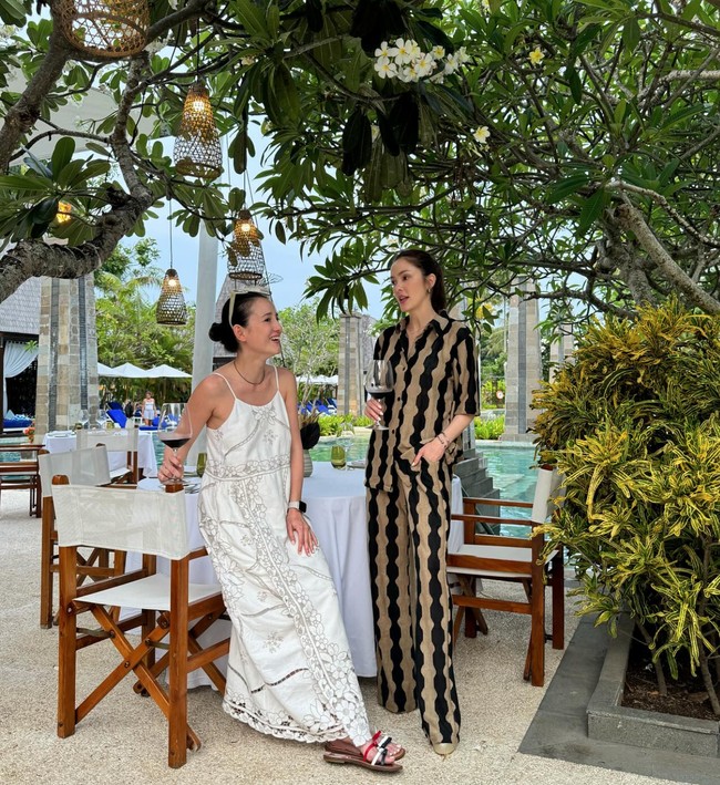 Julie juga tampak begitu dekat dengan sang kakak, Cathy Sharon. Keduanya beberapa kali terlihat liburan bersama. Foto: Instagram/@julstelle/@cathysharon