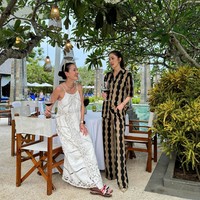 Julie juga tampak begitu dekat dengan sang kakak, Cathy Sharon. Keduanya beberapa kali terlihat liburan bersama. Foto: Instagram/@julstelle/@cathysharon