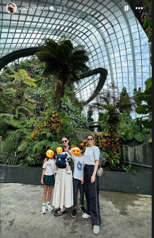 Potret Cathy dan Julie saat liburan bersama sambil momong anak. Sejak dilahirkan, wajah putri Julie Estelle memang tak pernah ditunjukkan ke publik. Tampaknya ia dan suaminya sepakat untuk merahasiakan wajah sang putri dari publik. Foto: Instagram/@julstelle/@cathysharon