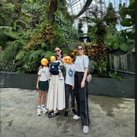 Potret Cathy dan Julie saat liburan bersama sambil momong anak. Sejak dilahirkan, wajah putri Julie Estelle memang tak pernah ditunjukkan ke publik. Tampaknya ia dan suaminya sepakat untuk merahasiakan wajah sang putri dari publik. Foto: Instagram/@julstelle/@cathysharon