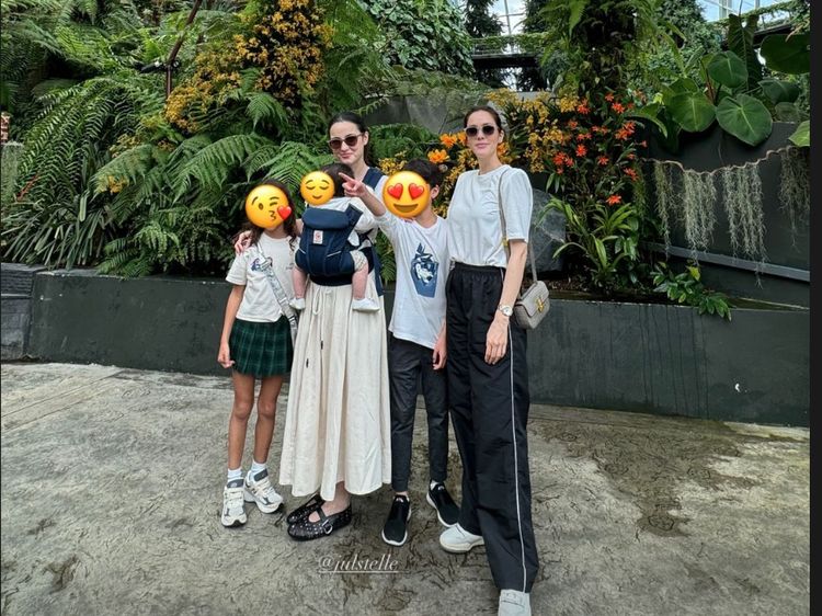 7 Foto Terbaru Julie Estelle yang Sudah Jadi Ibu, Liburan Sambil Momong Anak