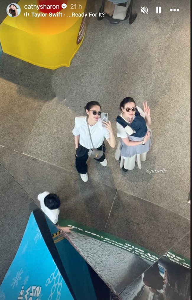 Momong anak sendiri, Julie terlihat menggendong sang anak yang masih bayi. Dilengkapi dengan kaca mata hitam, penampilan Julie dan Cathy jadi terlihat kompak dan makin stylish. Foto: Instagram/@julstelle/@cathysharon