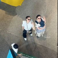 Momong anak sendiri, Julie terlihat menggendong sang anak yang masih bayi. Dilengkapi dengan kaca mata hitam, penampilan Julie dan Cathy jadi terlihat kompak dan makin stylish. Foto: Instagram/@julstelle/@cathysharon