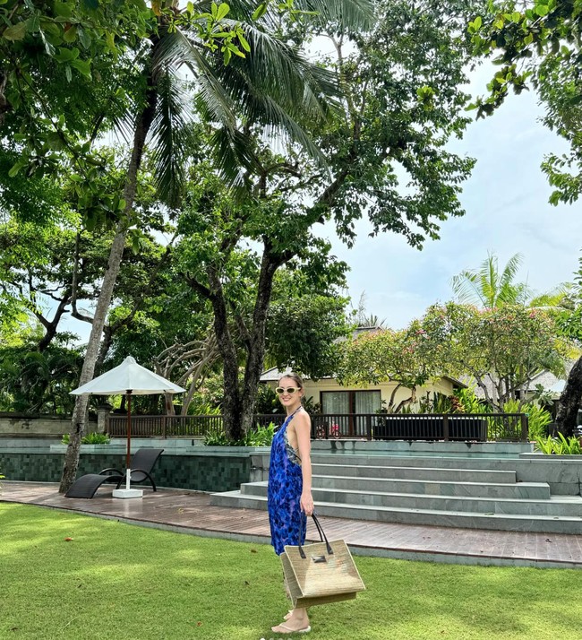 Lahir pada 4 Januari 1989, Julie Estelle kini diketahui telah berusia 35 tahun. Meski demikian dirinya masih tetap cantik menawan. Melalui akun Instagram pribadinya Julie kerap membagikan kegiatan serta momen-momen keseruan liburannya. Foto: Instagram/@julstelle/@cathysharon