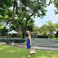 Lahir pada 4 Januari 1989, Julie Estelle kini diketahui telah berusia 35 tahun. Meski demikian dirinya masih tetap cantik menawan. Melalui akun Instagram pribadinya Julie kerap membagikan kegiatan serta momen-momen keseruan liburannya. Foto: Instagram/@julstelle/@cathysharon