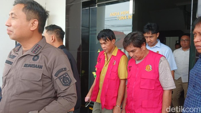 Kadis PMD Mamuju Jalaluddin Duka (kiri) dan kontraktor inisial A tersangka suap DAK dilimpahkan ke Kejari Mamuju.