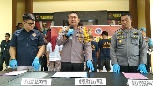 Kapolres Bima Kota AKBP Yudha Pranata (tengah) memimpin konferensi pers hasil Operasi Pekat Rinjani 2024 di Mapolres Bima Kota, Selasa, (19/3/2024).