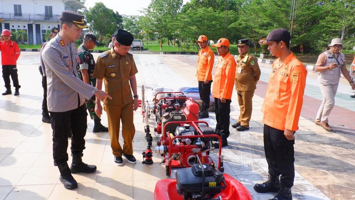 Kapolres dan bupati saat cek alat pemadam karhutla (Dok Polres Rohil)