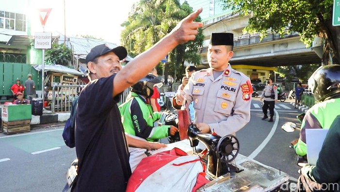 Kapolsek Mampang Prapatan Beri Pesan Kamtibmas Sambil Bagi-bagi Takjil