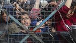 Kasihan, Anak-anak Gaza Berdesakan Minta Makan untuk Buka Puasa