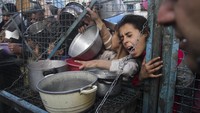 Mereka terus berdesakan demi mendapatkan makanan untuk berbuka puasa dan sahur selama Ramadan.  