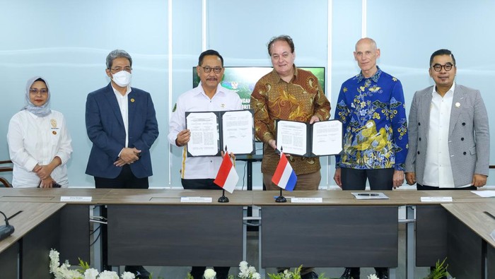 Kepala Otorita IKN, Bambang Susantono dan Dekan Universitas Leiden-Delft-Erasmus, Wim van den Doel.