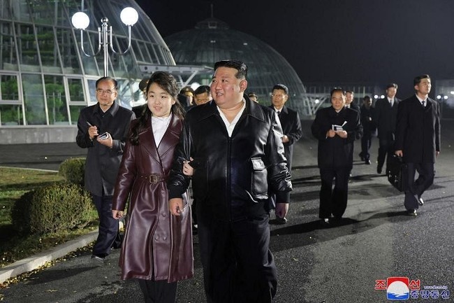 Kim Ju Ae sering tampil dengan rambut ditata half do dengan bagian atas disasak dan bagian bawah sedikit bergelombang. Diprediksi bakal jadi gaya ikoniknya, Korea Utara telah mewanti-wanti untuk tidak ditiru. Foto: AFP