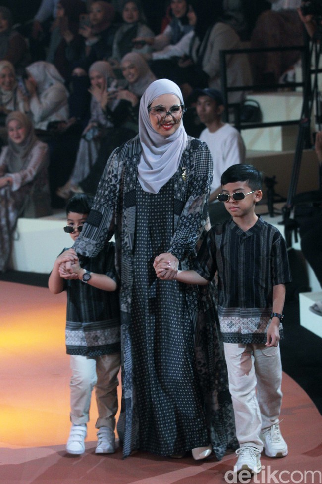 Fashion show koleksi busana Ramadan dan Lebaran 2024 dari brand Zaskia Sungkar Jakarta dan Shi by Shireen Sungkar di Dome Spark, Jakarta Pusat, Minggu [25/2/2024]. Zaskia Sungkar melalui lini fashionnya Zaskia Sungkar Jakarta, mengangkat kejayaan Islam di Turki dalam koleksi terbarunya. Sedangkan Shireen Shireen Sungkar menghadirkann koleksi busana yang terinspirasi dari kota dataran tinggi Turki, Konya. Foto: Mohammad Abduh/detikcom.