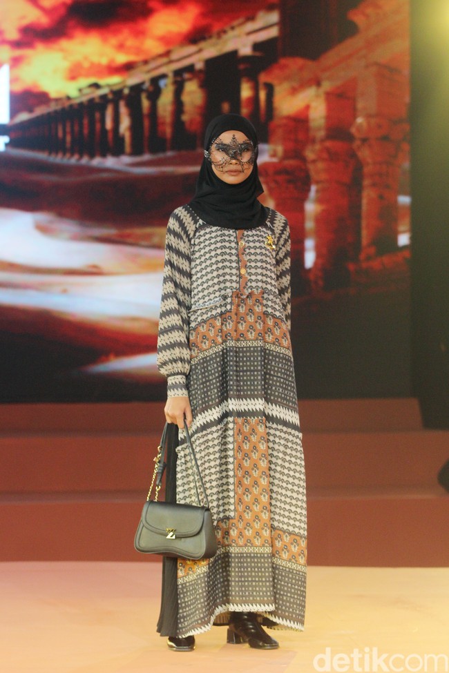 Fashion show koleksi busana Ramadan dan Lebaran 2024 dari brand Zaskia Sungkar Jakarta dan Shi by Shireen Sungkar di Dome Spark, Jakarta Pusat, Minggu [25/2/2024]. Zaskia Sungkar melalui lini fashionnya Zaskia Sungkar Jakarta, mengangkat kejayaan Islam di Turki dalam koleksi terbarunya. Sedangkan Shireen Shireen Sungkar menghadirkann koleksi busana yang terinspirasi dari kota dataran tinggi Turki, Konya. Foto: Mohammad Abduh/detikcom.