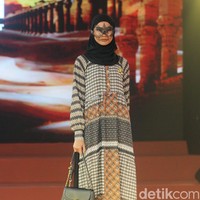 Fashion show koleksi busana Ramadan dan Lebaran 2024 dari brand Zaskia Sungkar Jakarta dan Shi by Shireen Sungkar di Dome Spark, Jakarta Pusat, Minggu [25/2/2024]. Zaskia Sungkar melalui lini fashionnya Zaskia Sungkar Jakarta, mengangkat kejayaan Islam di Turki dalam koleksi terbarunya. Sedangkan Shireen Shireen Sungkar menghadirkann koleksi busana yang terinspirasi dari kota dataran tinggi Turki, Konya. Foto: Mohammad Abduh/detikcom.