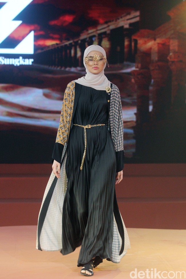 Fashion show koleksi busana Ramadan dan Lebaran 2024 dari brand Zaskia Sungkar Jakarta dan Shi by Shireen Sungkar di Dome Spark, Jakarta Pusat, Minggu [25/2/2024]. Zaskia Sungkar melalui lini fashionnya Zaskia Sungkar Jakarta, mengangkat kejayaan Islam di Turki dalam koleksi terbarunya. Sedangkan Shireen Shireen Sungkar menghadirkann koleksi busana yang terinspirasi dari kota dataran tinggi Turki, Konya. Foto: Mohammad Abduh/detikcom.