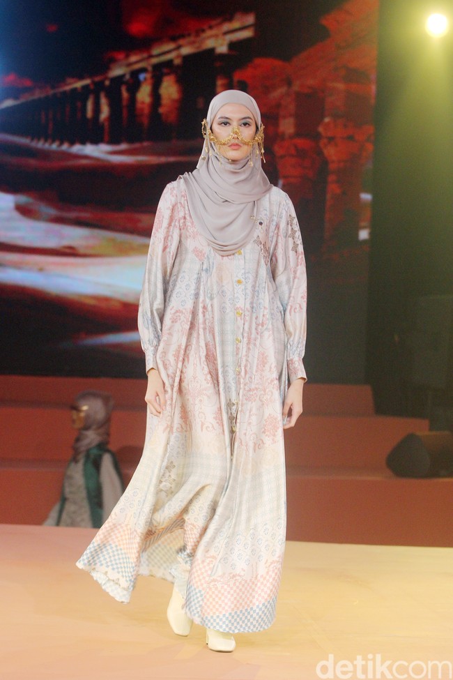 Fashion show koleksi busana Ramadan dan Lebaran 2024 dari brand Zaskia Sungkar Jakarta dan Shi by Shireen Sungkar di Dome Spark, Jakarta Pusat, Minggu [25/2/2024]. Zaskia Sungkar melalui lini fashionnya Zaskia Sungkar Jakarta, mengangkat kejayaan Islam di Turki dalam koleksi terbarunya. Sedangkan Shireen Shireen Sungkar menghadirkann koleksi busana yang terinspirasi dari kota dataran tinggi Turki, Konya. Foto: Mohammad Abduh/detikcom.