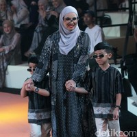Fashion show koleksi busana Ramadan dan Lebaran 2024 dari brand Zaskia Sungkar Jakarta dan Shi by Shireen Sungkar di Dome Spark, Jakarta Pusat, Minggu [25/2/2024]. Zaskia Sungkar melalui lini fashionnya Zaskia Sungkar Jakarta, mengangkat kejayaan Islam di Turki dalam koleksi terbarunya. Sedangkan Shireen Shireen Sungkar menghadirkann koleksi busana yang terinspirasi dari kota dataran tinggi Turki, Konya. Foto: Mohammad Abduh/detikcom.