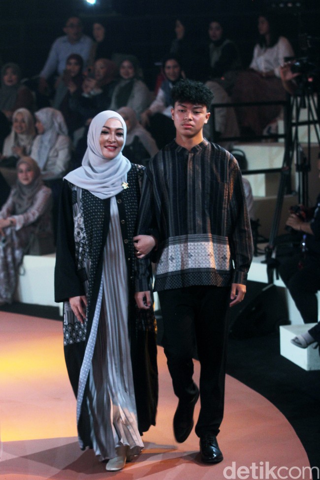 Fashion show koleksi busana Ramadan dan Lebaran 2024 dari brand Zaskia Sungkar Jakarta dan Shi by Shireen Sungkar di Dome Spark, Jakarta Pusat, Minggu [25/2/2024]. Zaskia Sungkar melalui lini fashionnya Zaskia Sungkar Jakarta, mengangkat kejayaan Islam di Turki dalam koleksi terbarunya. Sedangkan Shireen Shireen Sungkar menghadirkann koleksi busana yang terinspirasi dari kota dataran tinggi Turki, Konya. Foto: Mohammad Abduh/detikcom.