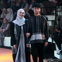 Fashion show koleksi busana Ramadan dan Lebaran 2024 dari brand Zaskia Sungkar Jakarta dan Shi by Shireen Sungkar di Dome Spark, Jakarta Pusat, Minggu [25/2/2024]. Zaskia Sungkar melalui lini fashionnya Zaskia Sungkar Jakarta, mengangkat kejayaan Islam di Turki dalam koleksi terbarunya. Sedangkan Shireen Shireen Sungkar menghadirkann koleksi busana yang terinspirasi dari kota dataran tinggi Turki, Konya. Foto: Mohammad Abduh/detikcom.