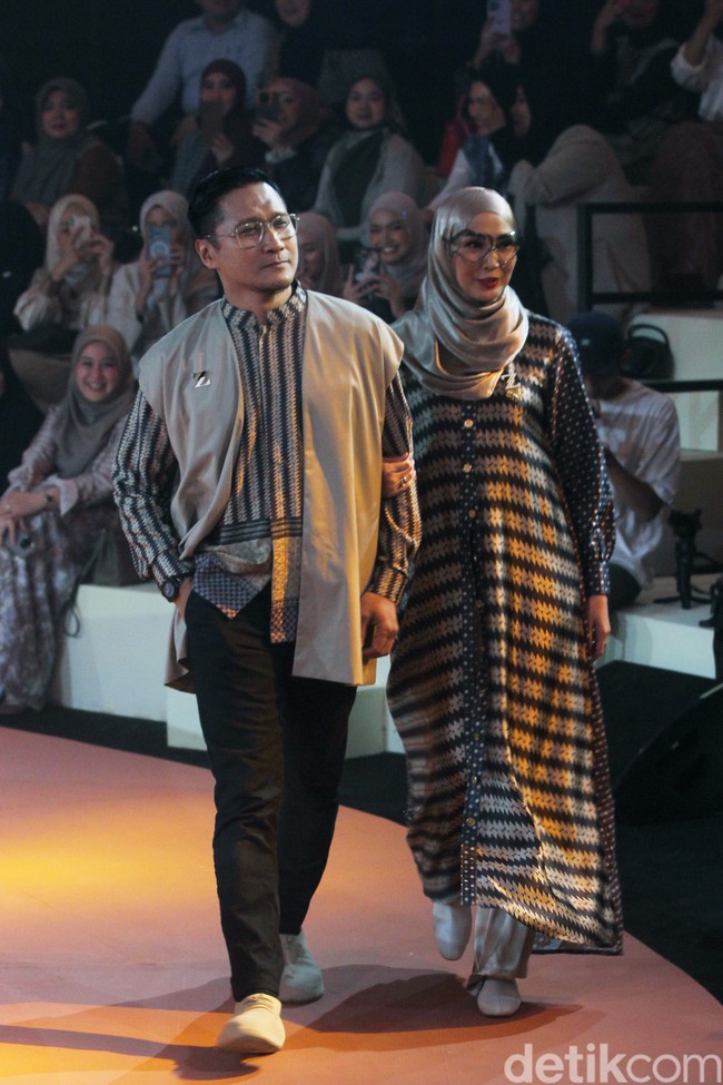 Fashion show koleksi busana Ramadan dan Lebaran 2024 dari brand Zaskia Sungkar Jakarta dan Shi by Shireen Sungkar di Dome Spark, Jakarta Pusat, Minggu [25/2/2024]. Zaskia Sungkar melalui lini fashionnya Zaskia Sungkar Jakarta, mengangkat kejayaan Islam di Turki dalam koleksi terbarunya. Sedangkan Shireen Shireen Sungkar menghadirkann koleksi busana yang terinspirasi dari kota dataran tinggi Turki, Konya. Foto: Mohammad Abduh/detikcom.